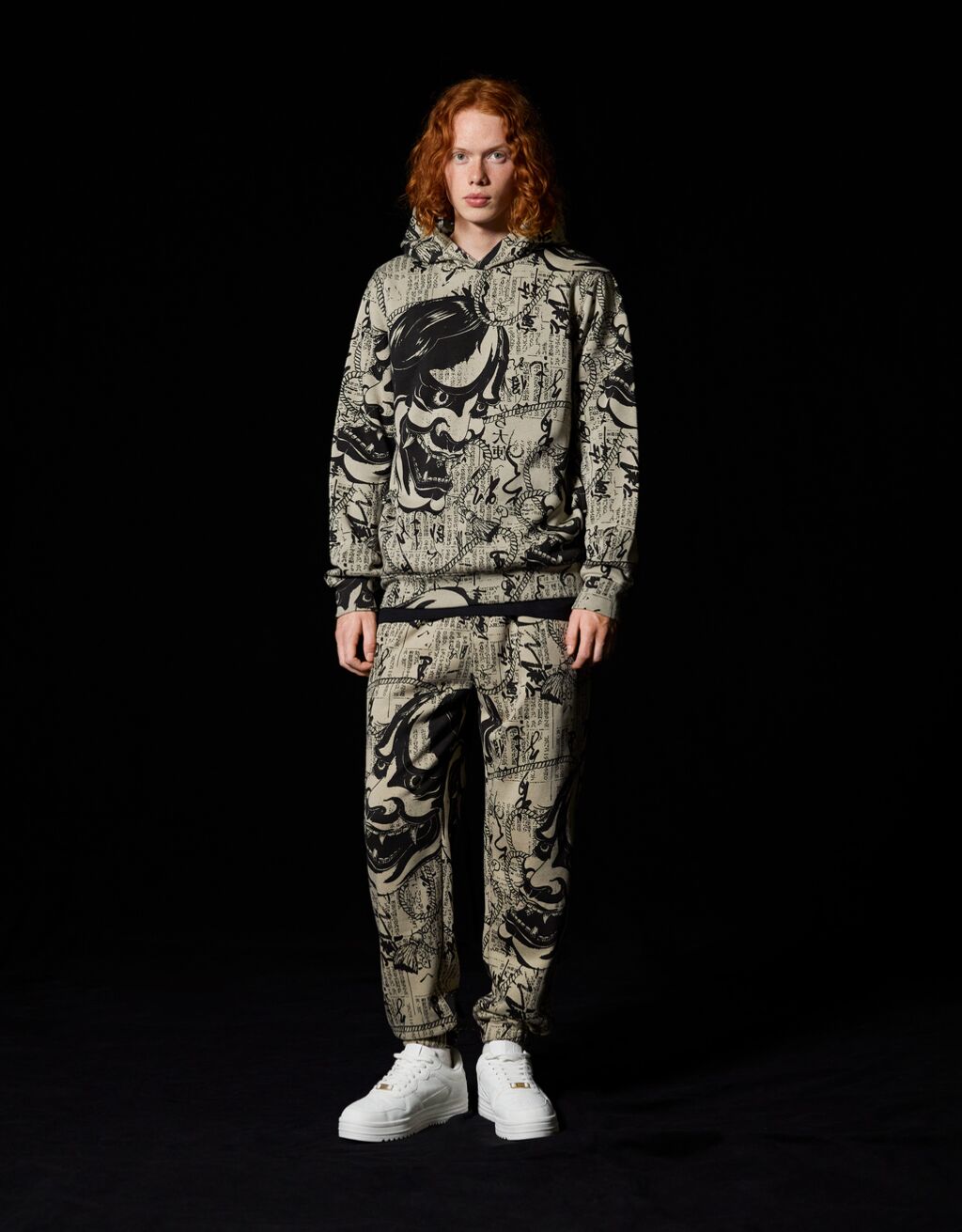 Oversize jogging trousers with an animé print