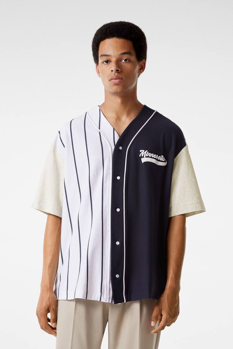 Рубашка в бейсбольном стиле с короткими рукавами