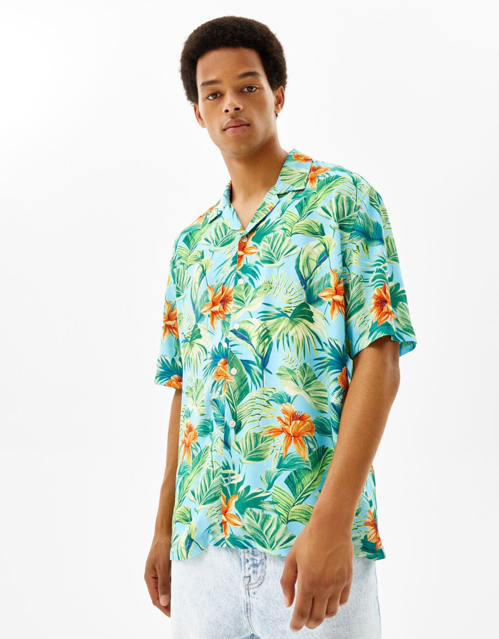 Relaxed fit tropical print shirt with short sleeves