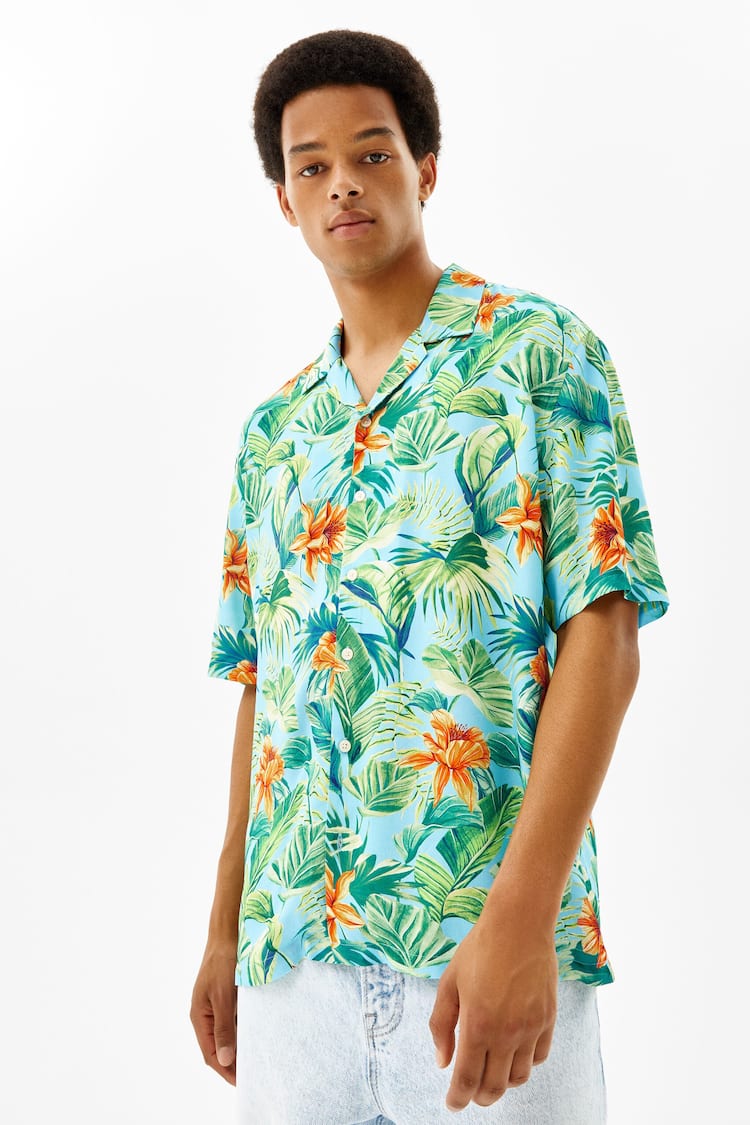 Relaxed fit tropical print shirt with short sleeves