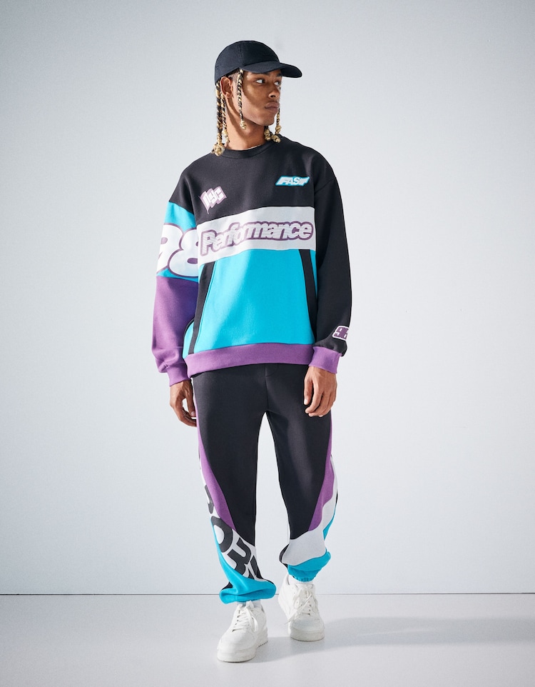 Sweatshirt med racingtryck, färgblock och rund ringning