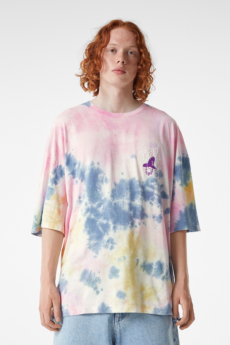 Batikfarvet, kortærmet T-shirt med sjovt print