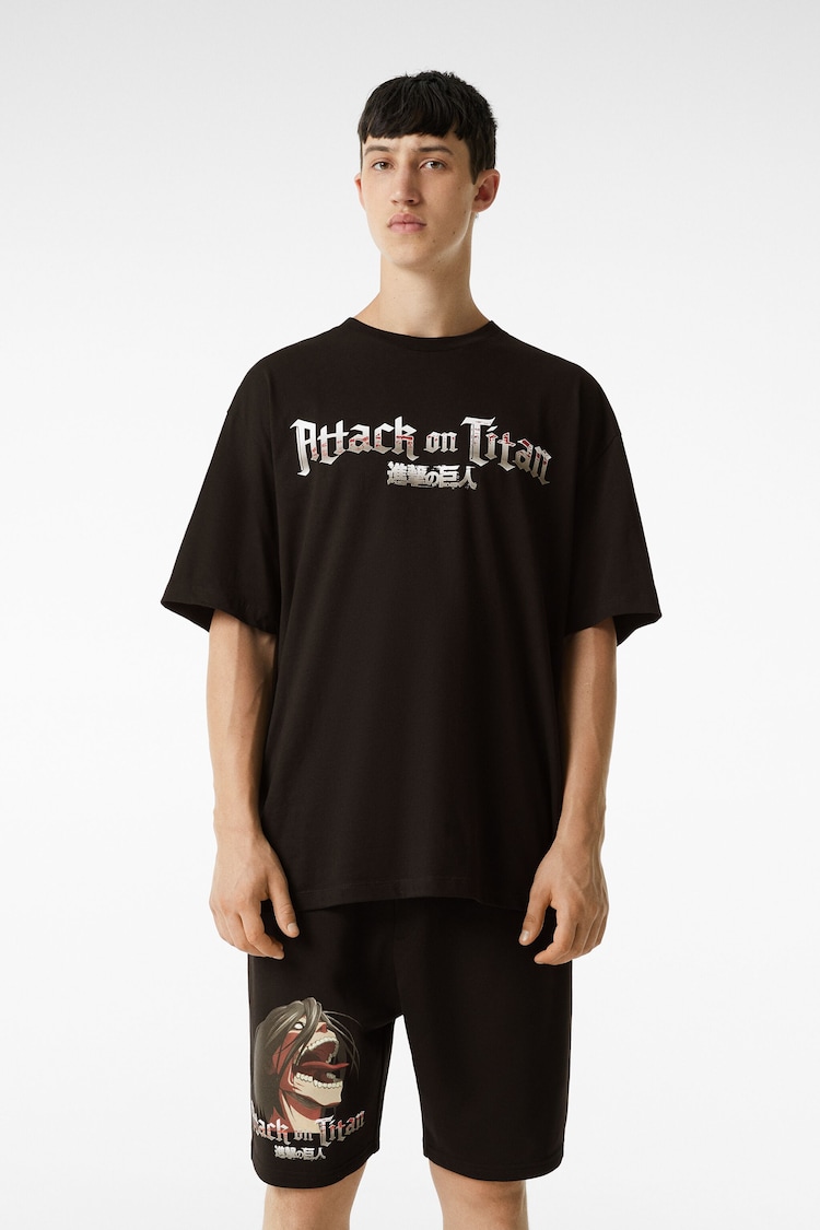 Trumparankoviai vidutinio platumo marškinėliai su „Attack on Titan“ raštu