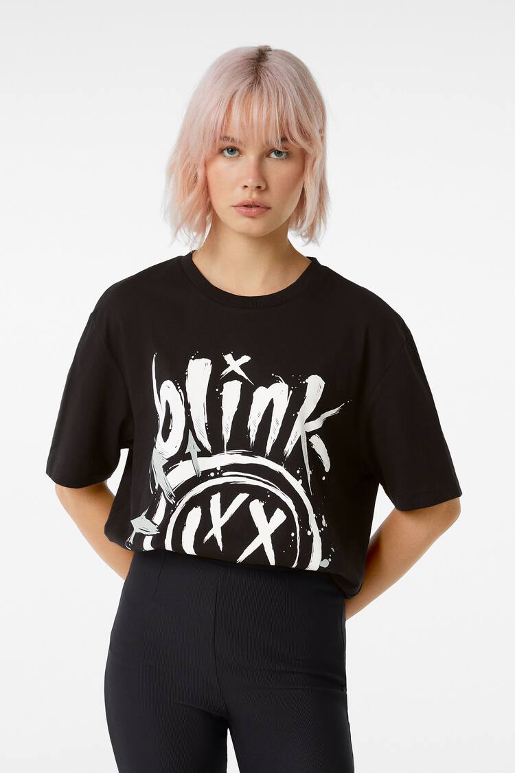 Bluzë e drejtë me mëngë të shkurtra dhe stampë "Blink 182"