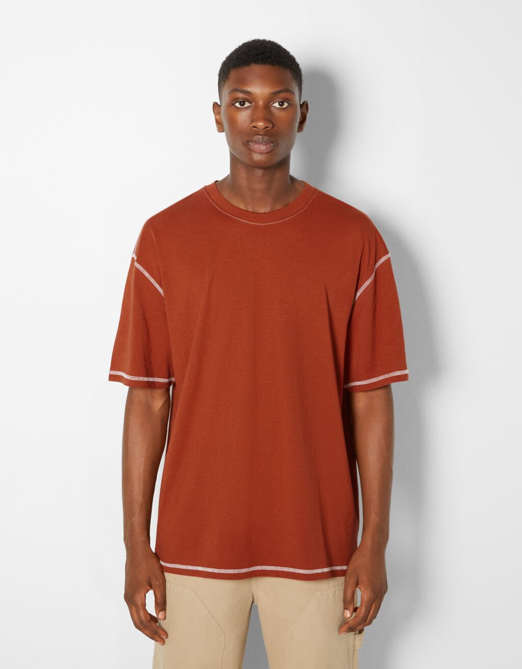 Kurzarm-T-Shirt im Regular-Fit mit farblich abgesetztem Garn