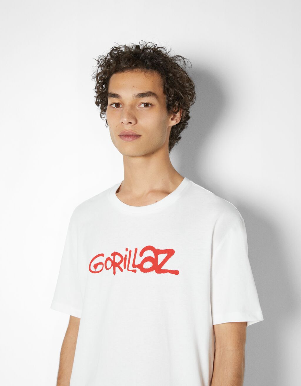 Regular fit short sleeve T-shirt with Gorillaz print - Man | Bershka