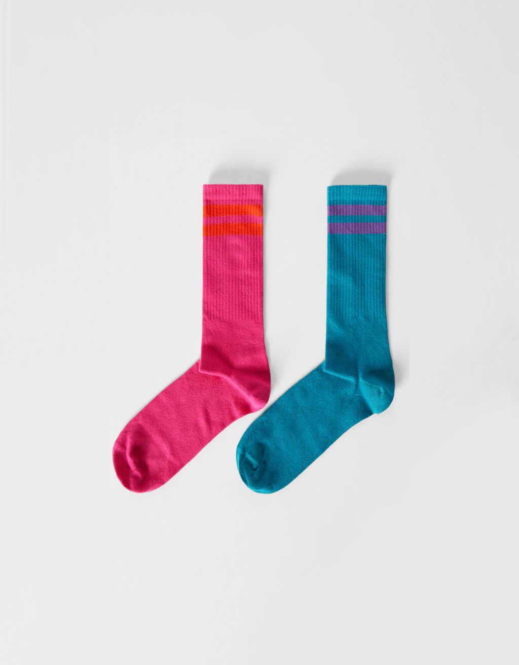 Balenie 2 párov ponožiek s farebnými blokmi.