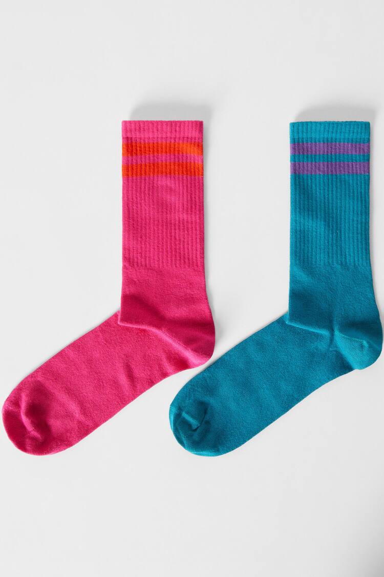 2 paari värvisektsioonidega sokke