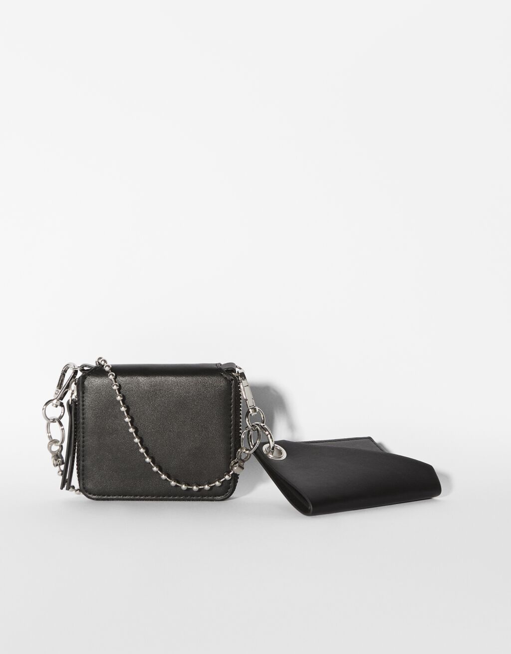 Contrast purse with chain
