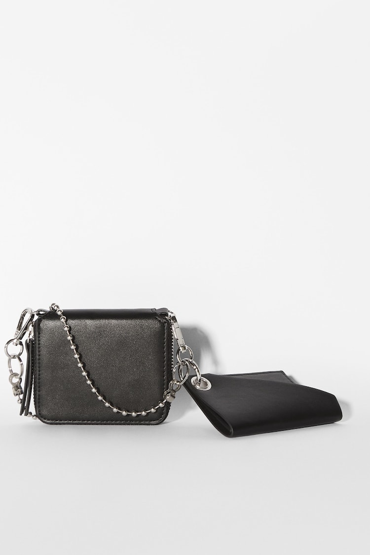 Contrast purse with chain