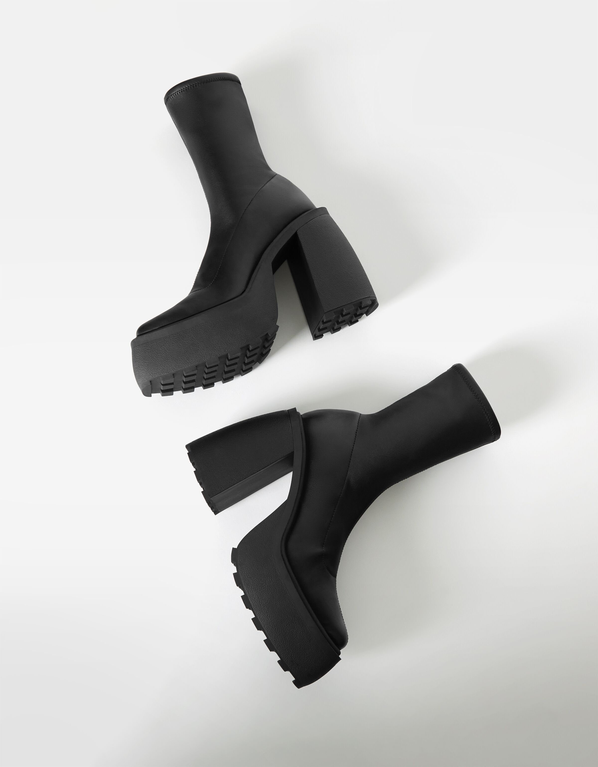 Fitted platform ankle boots