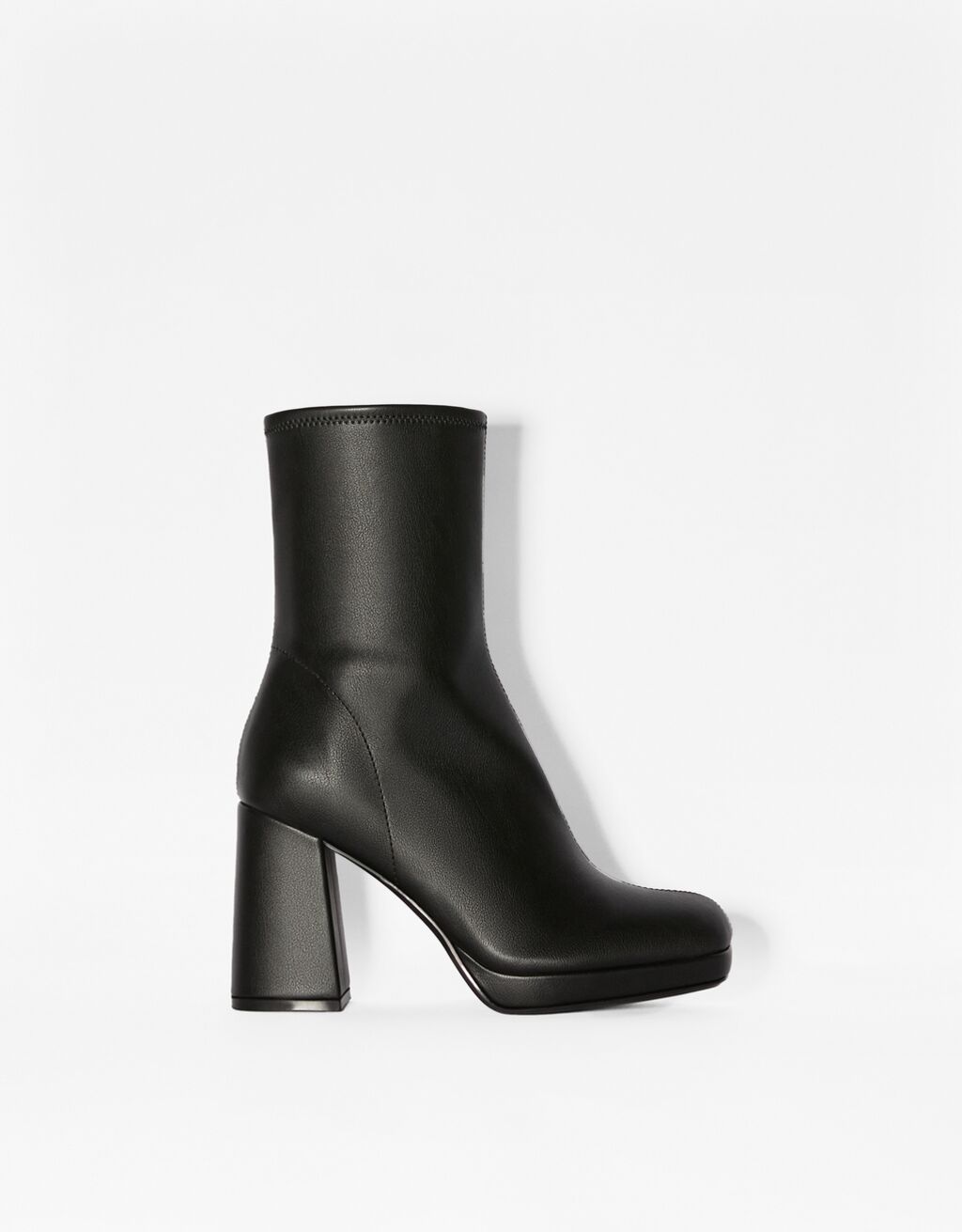 Fitted high-heel mini platform ankle boots.