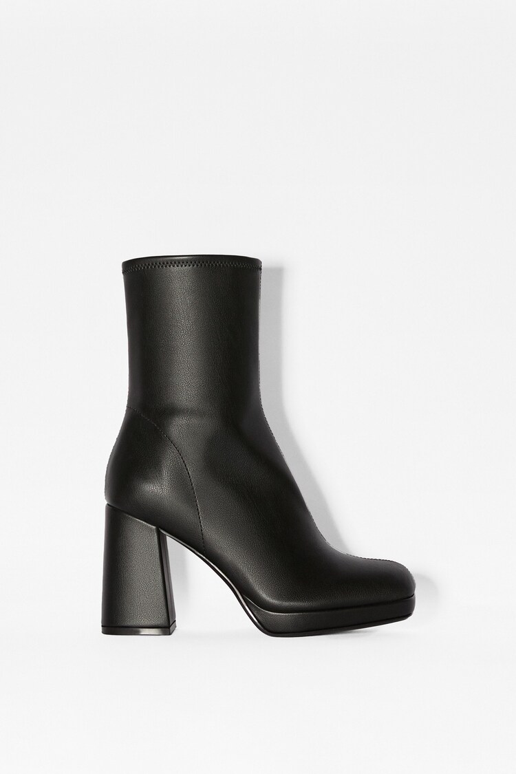 Fitted high-heel mini platform ankle boots.