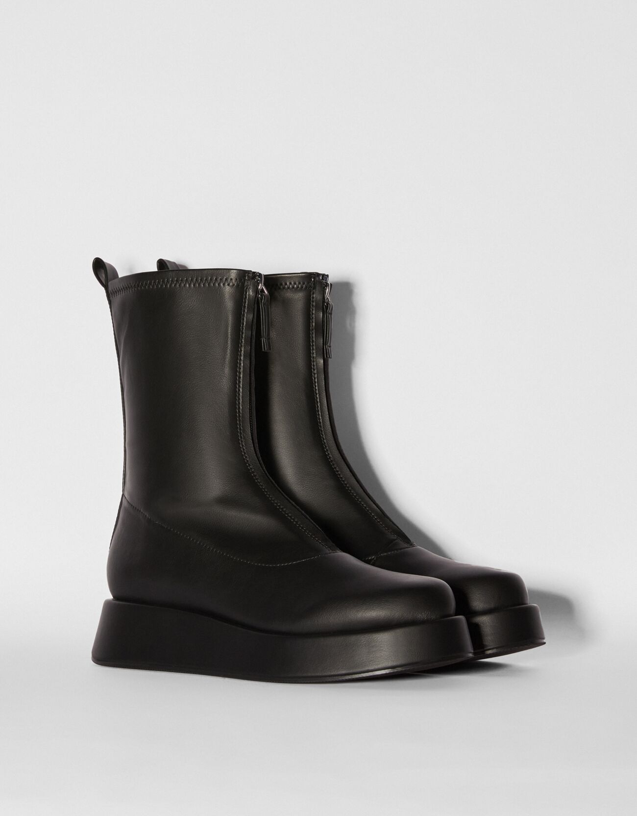 Platform ankle boots with front zipper 