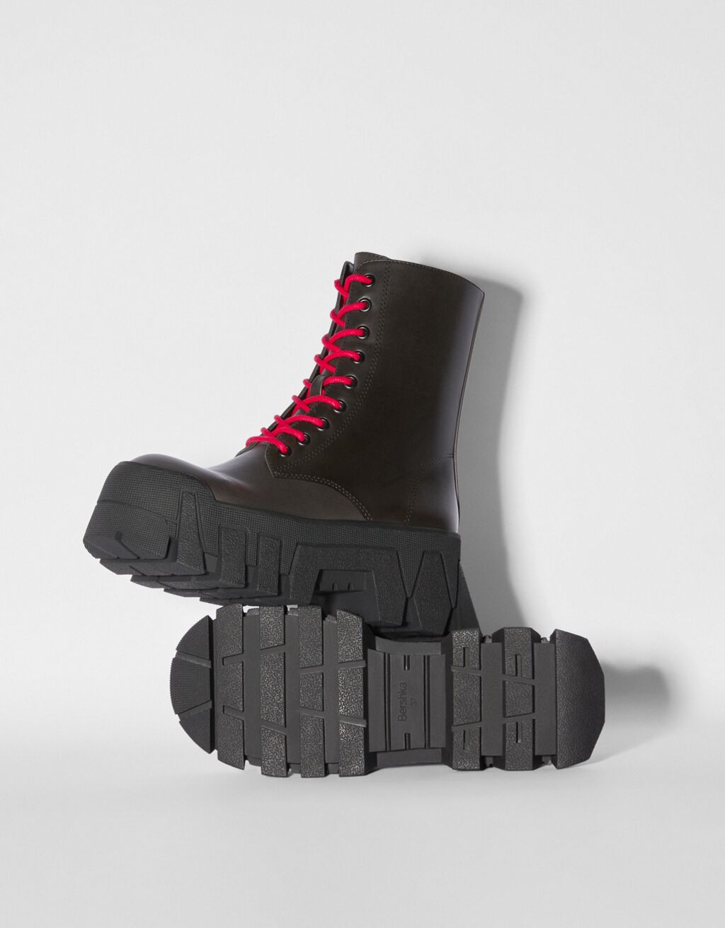 Ankle boots with XL track soles Woman Bershka