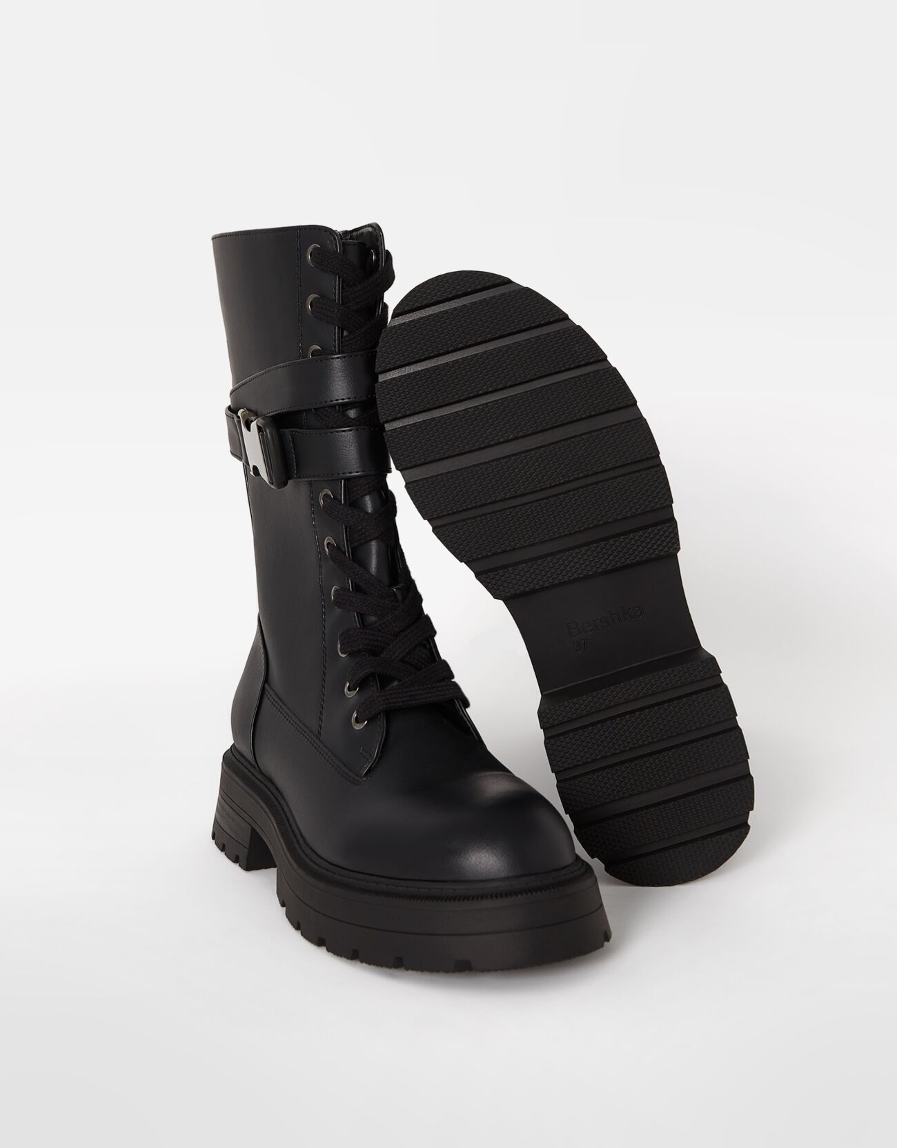Flat lace-up high-leg ankle boots 