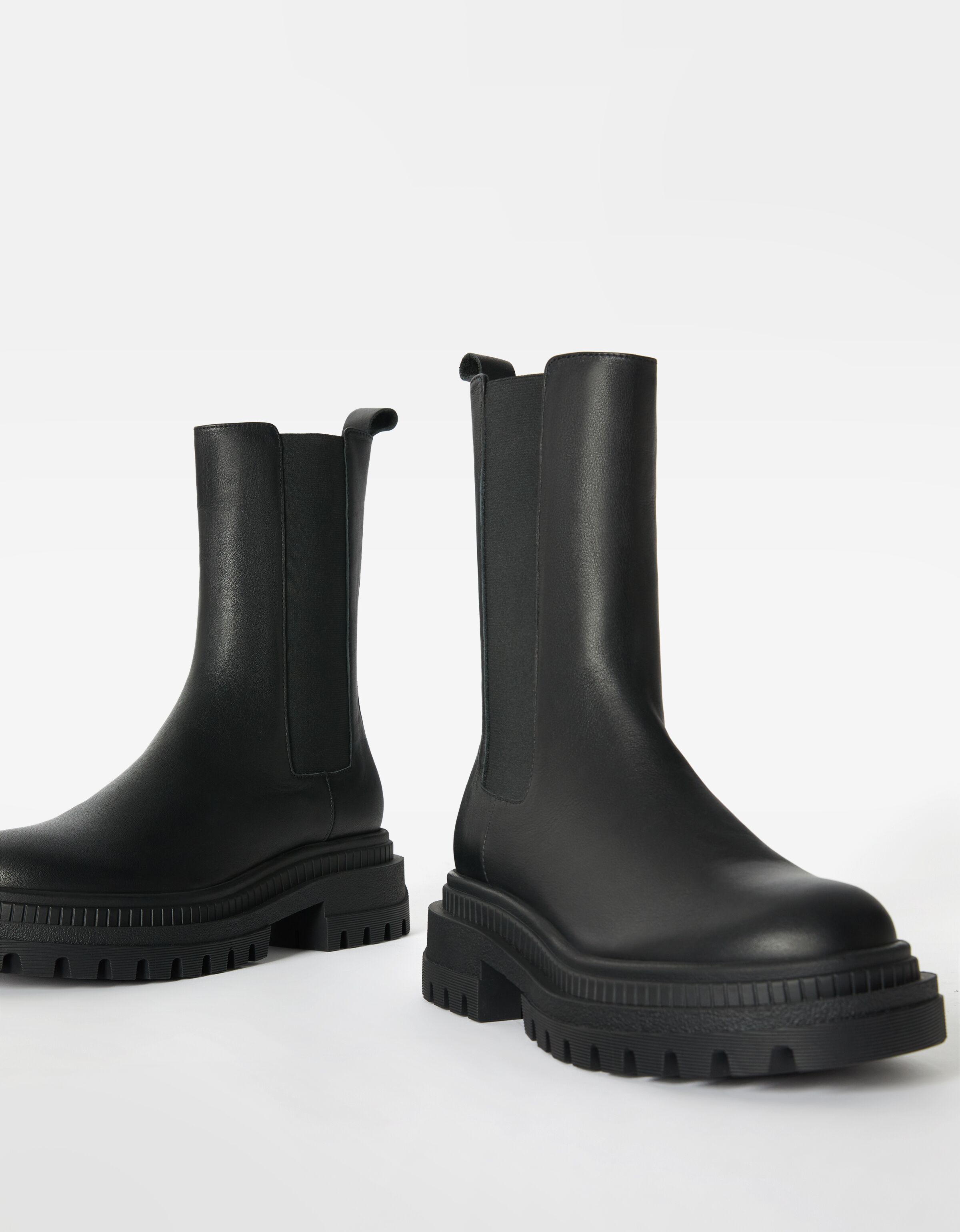 Flat LEATHER ankle boots with elastic 