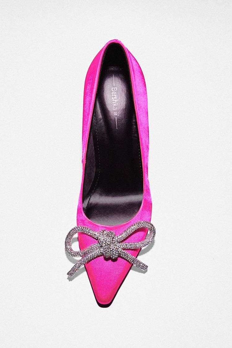 High-heel shoes with embellished bow