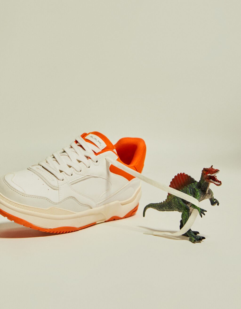 Kombinierte Sneaker mit Netzstoff und farbigem Detail