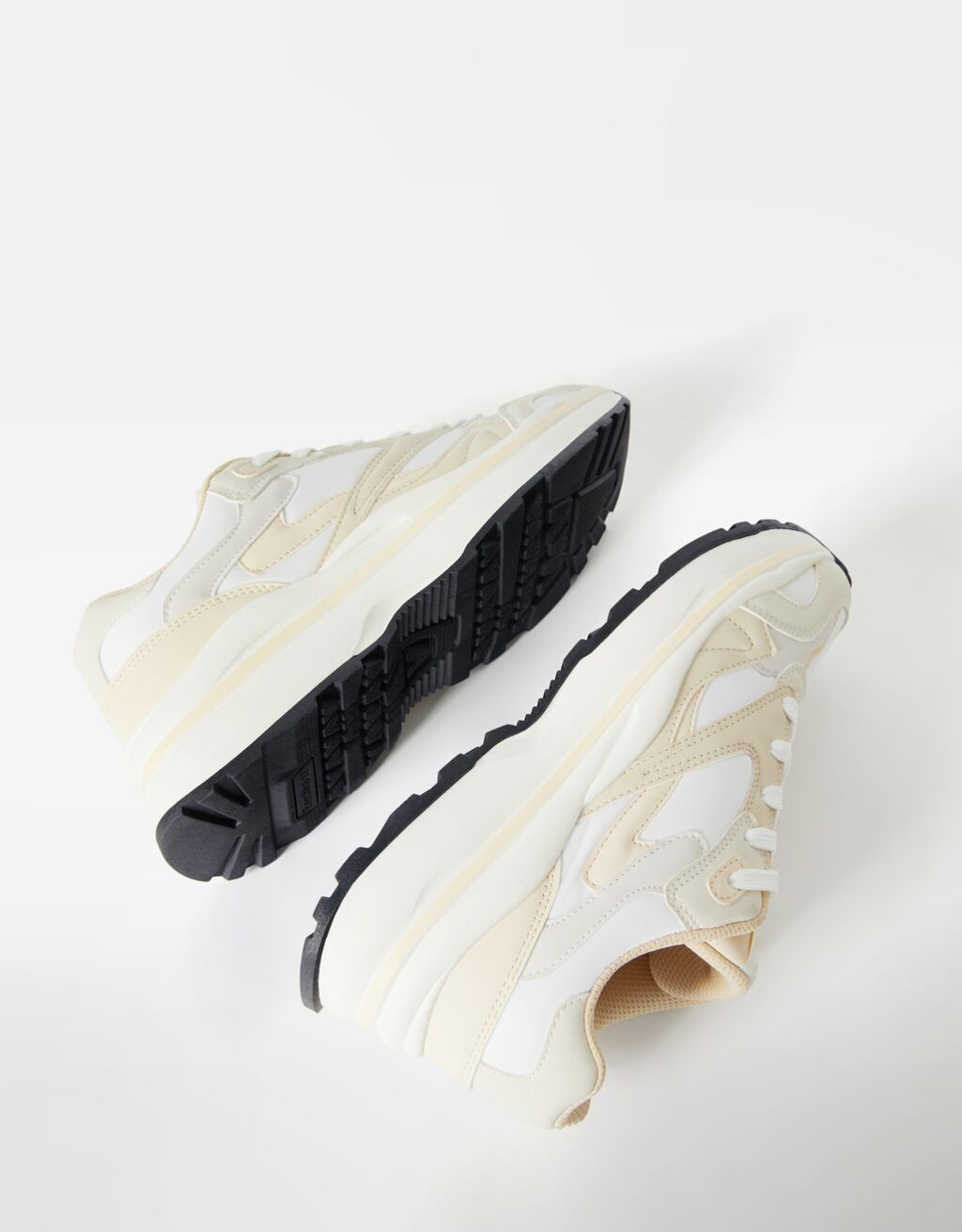 Contrast topstitching detail sneakers
