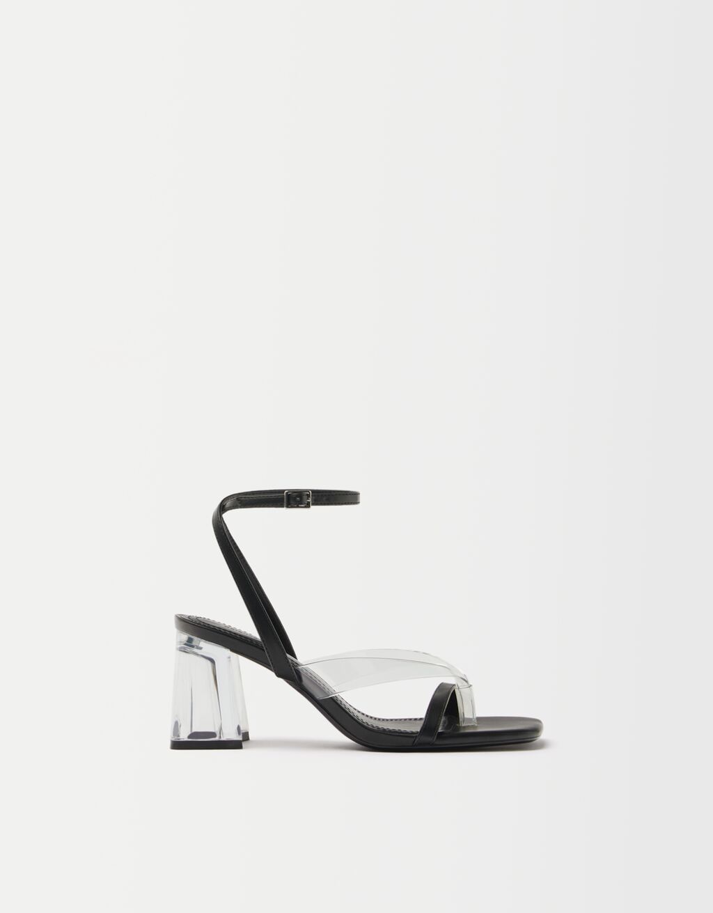 Kontrastné vinylové sandále na vysokom metylakrylátovom podpätku