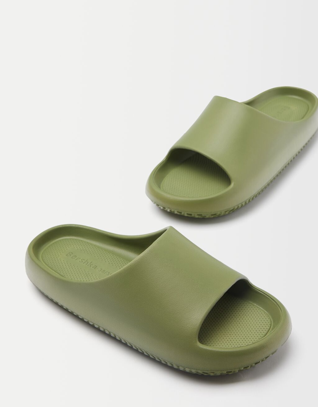 Sandales plates texturées