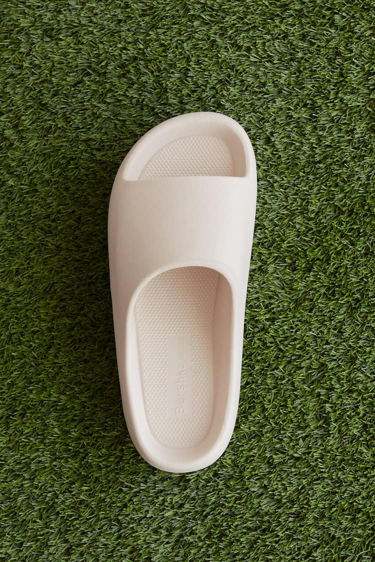 Sandales plates texturées