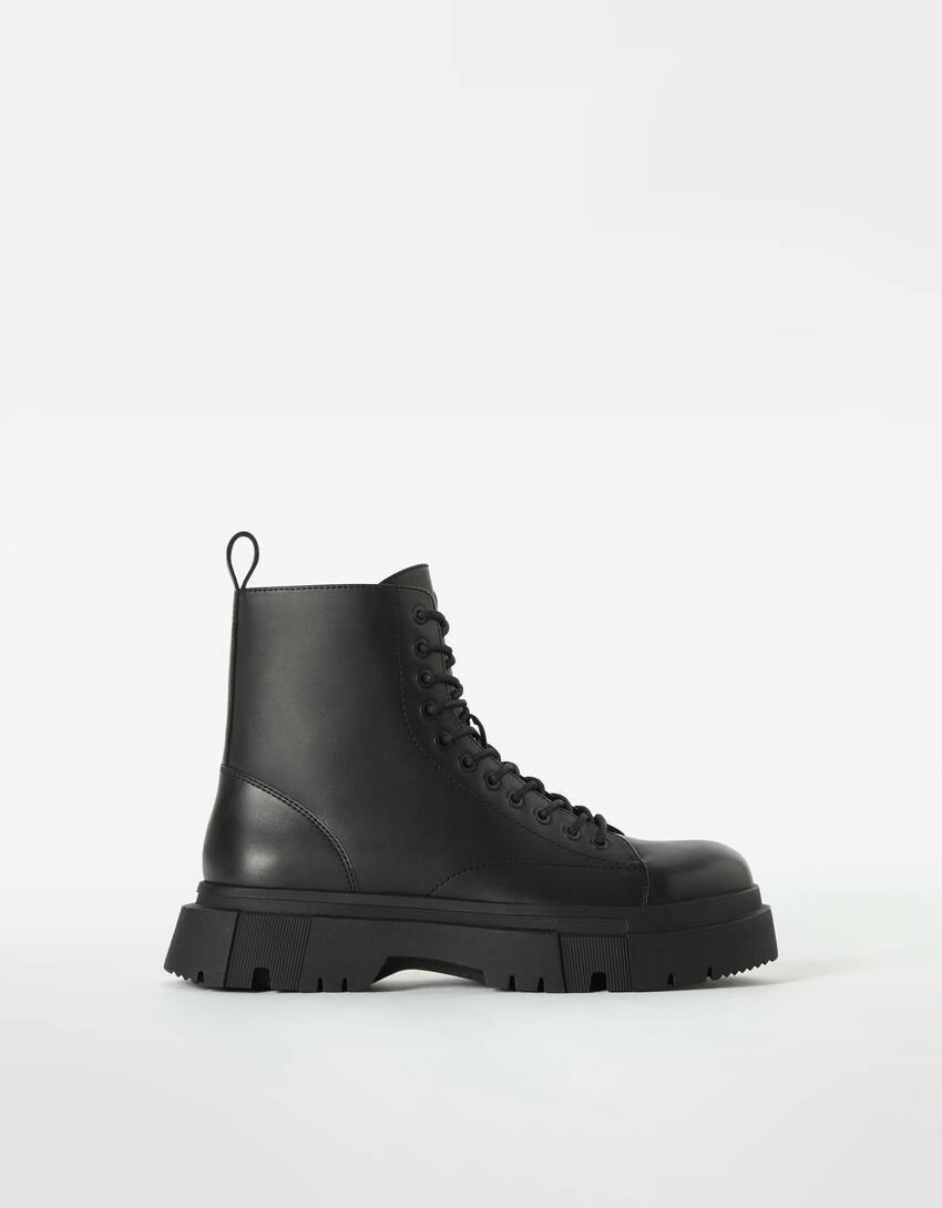 track sole lace up boots