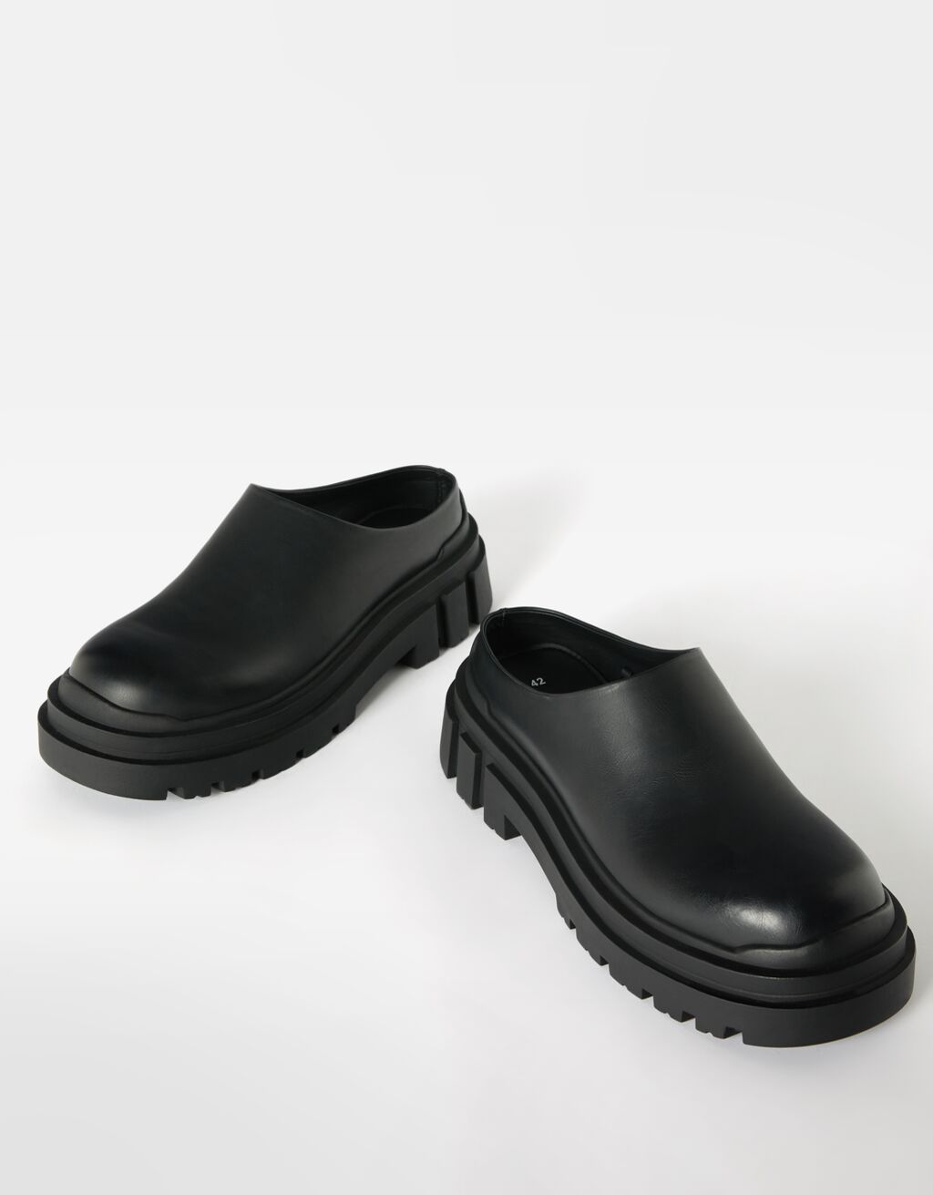 Men’s clogs with track soles - Man | Bershka