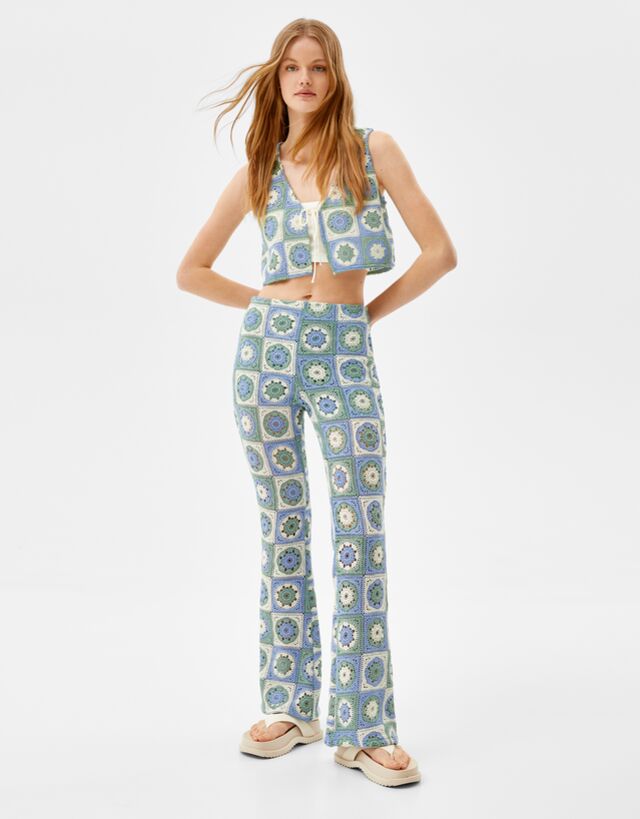 Mujer Pantalón flare crochet Camel | Pantalones Bershka \u003c Esperando a  Christine