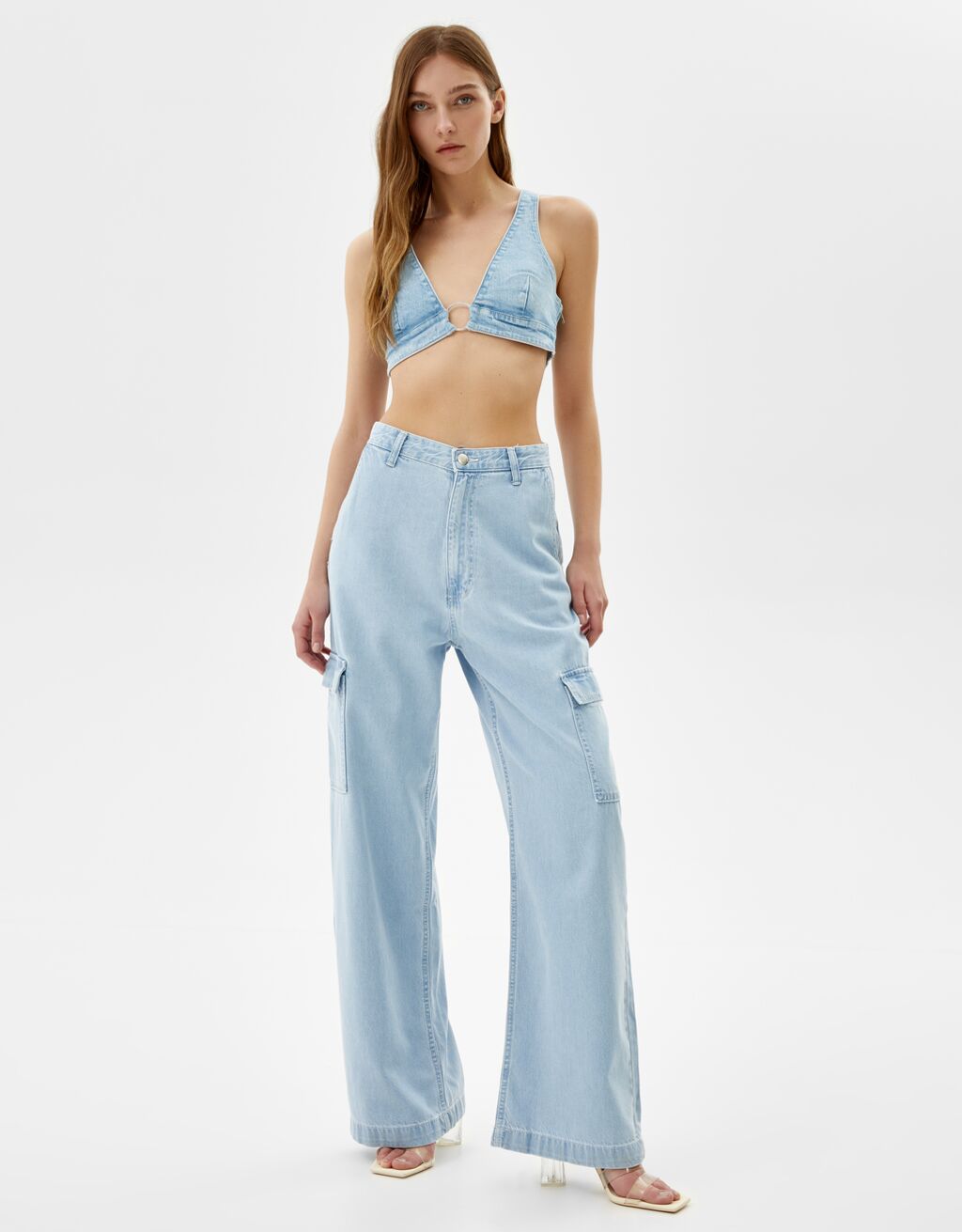 Wide-leg cargo jeans with utility 