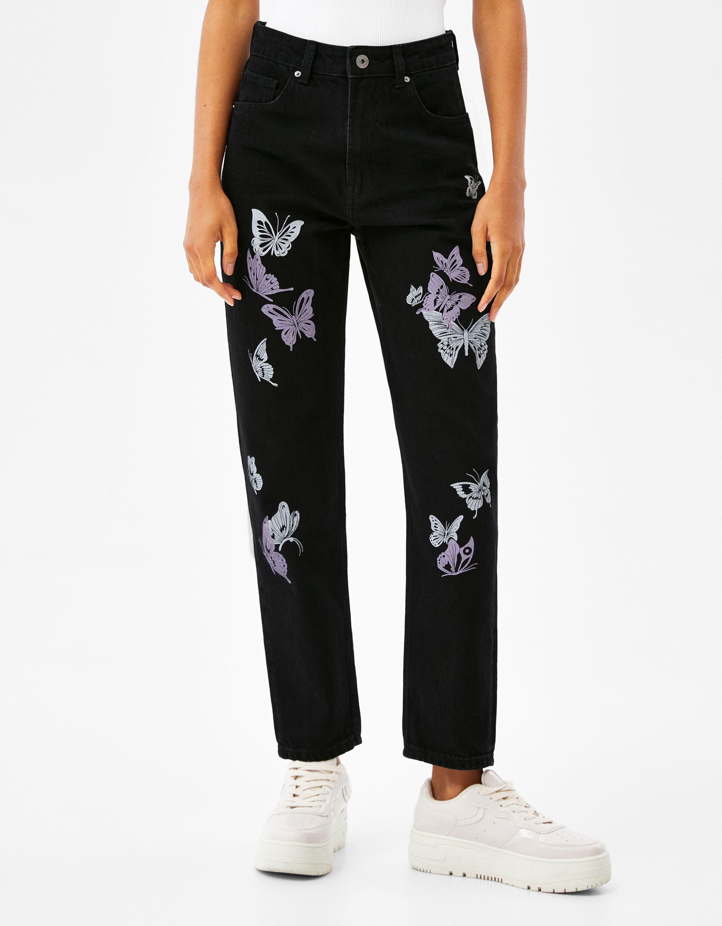 Jeans mom dengan gambar kupu-kupu 