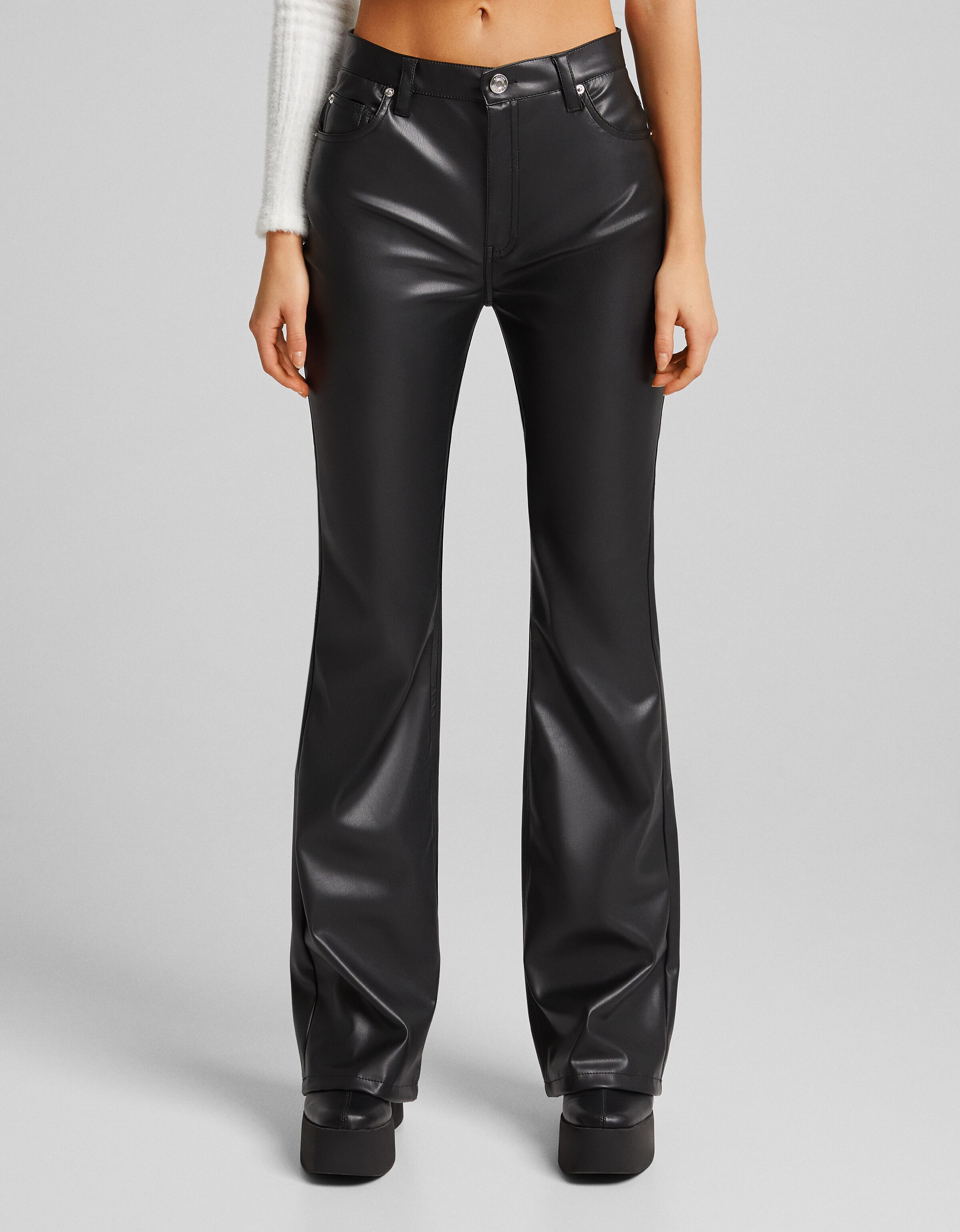 Pantalón flare efecto piel - Pantalones - Mujer | Bershka