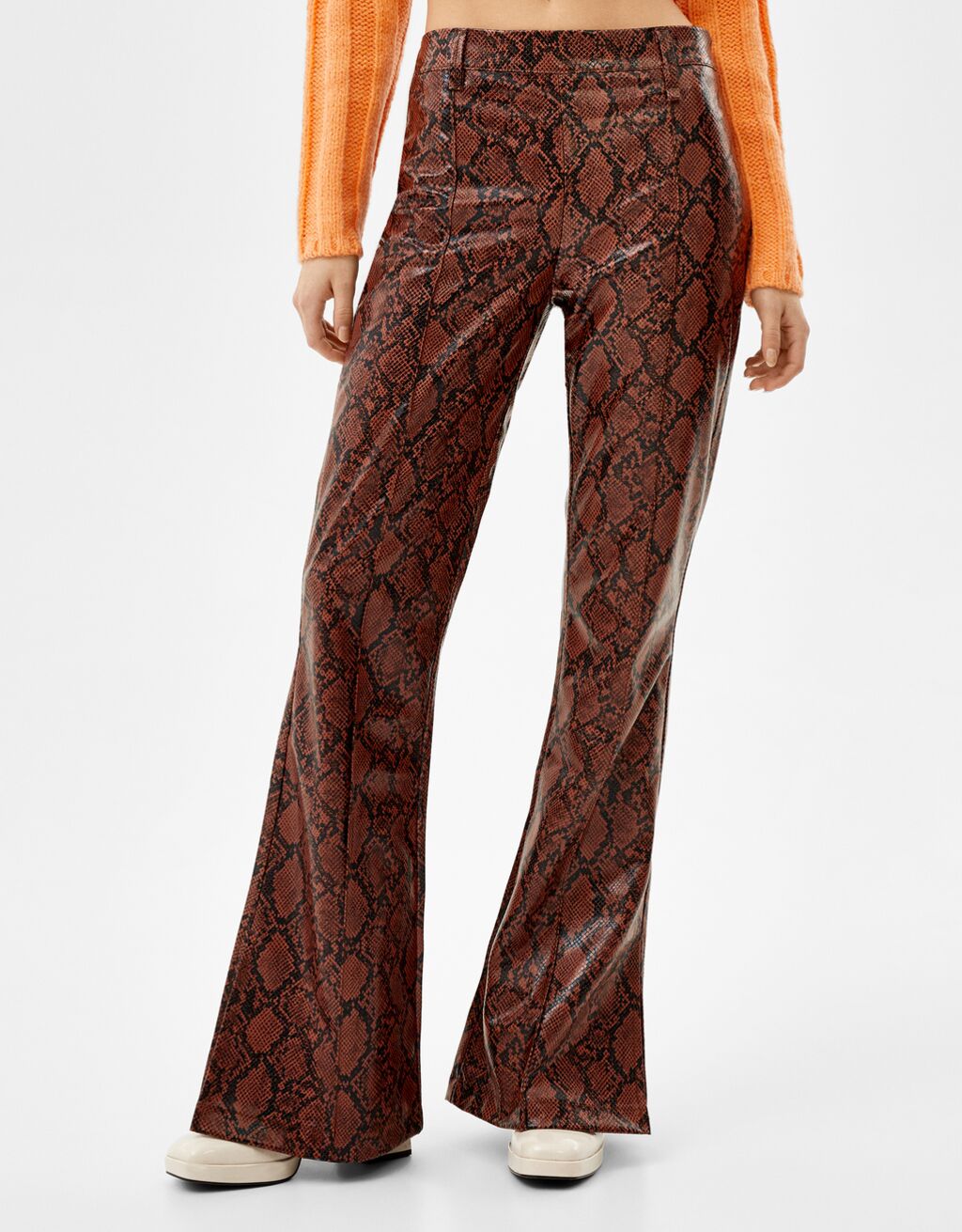 Pantaloni flare con spacchi effetto pelle serpente - Donna | Bershka
