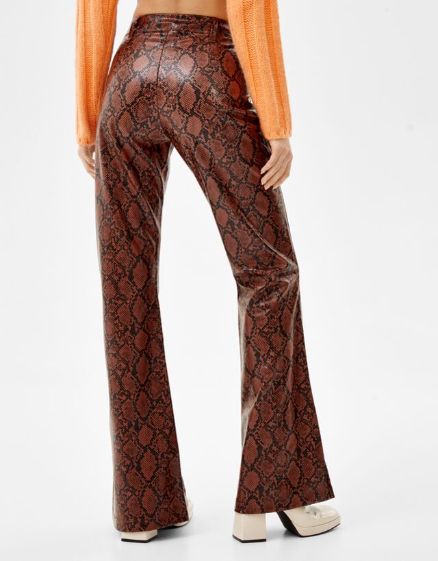 Pantalón flare aberturas efecto piel serpiente - Mujer | Bershka
