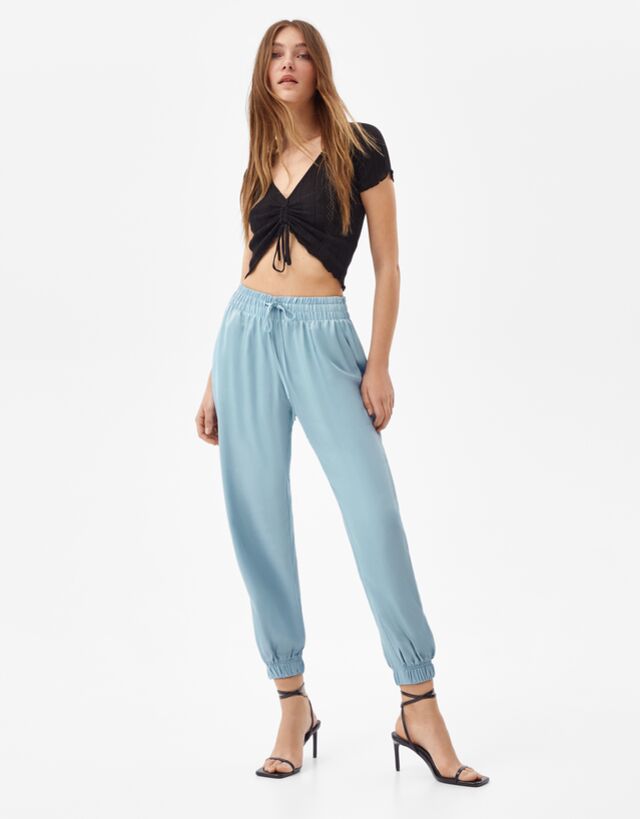 Pantalón jogger satinado cordón - Mujer | Bershka