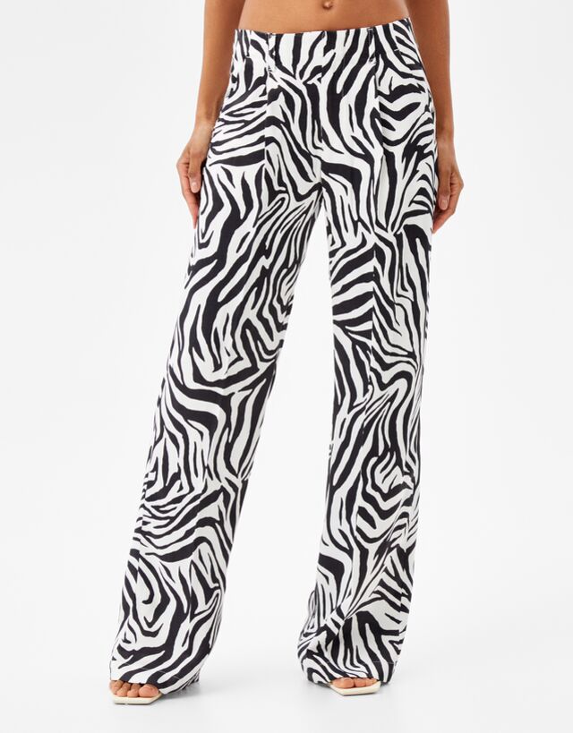 Pantalón satinado wide leg animal print - Pantalones - Mujer | Bershka