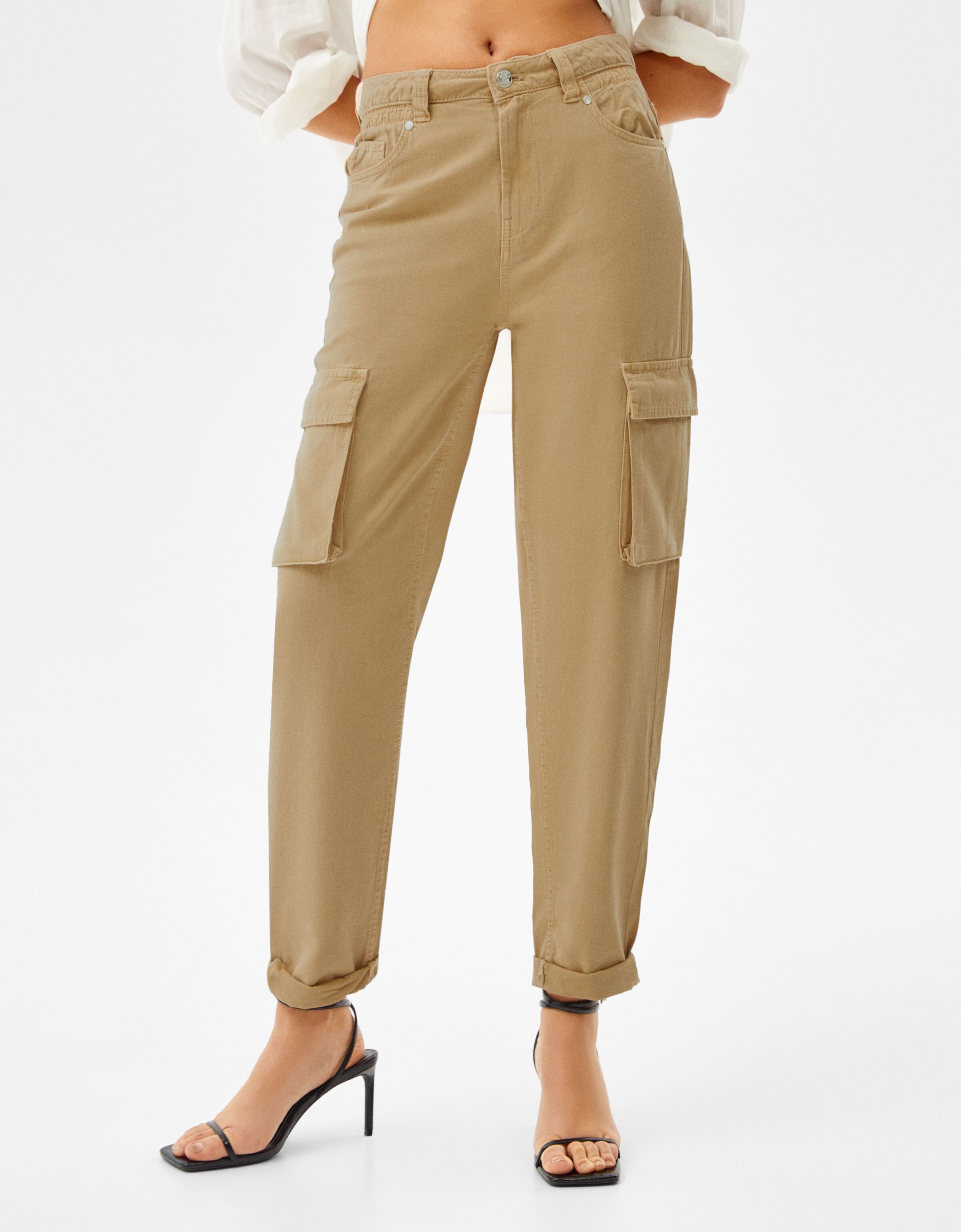 Pantalón cargo sarga cintura frunce - Mujer | Bershka