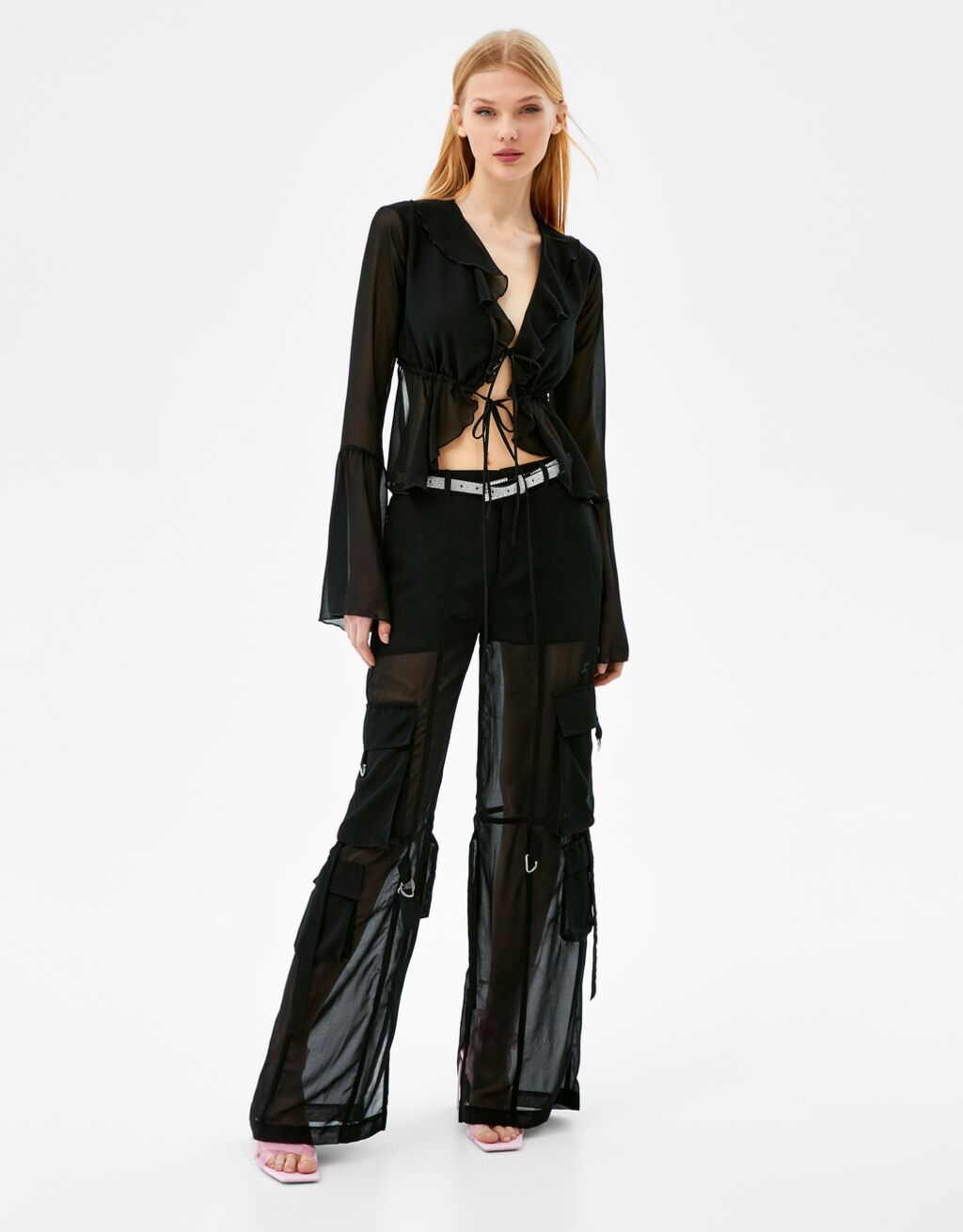 Ofertas de Bershka para esta primavera por menos de 20 euros Blusa volante manga acampanada-Negro-0