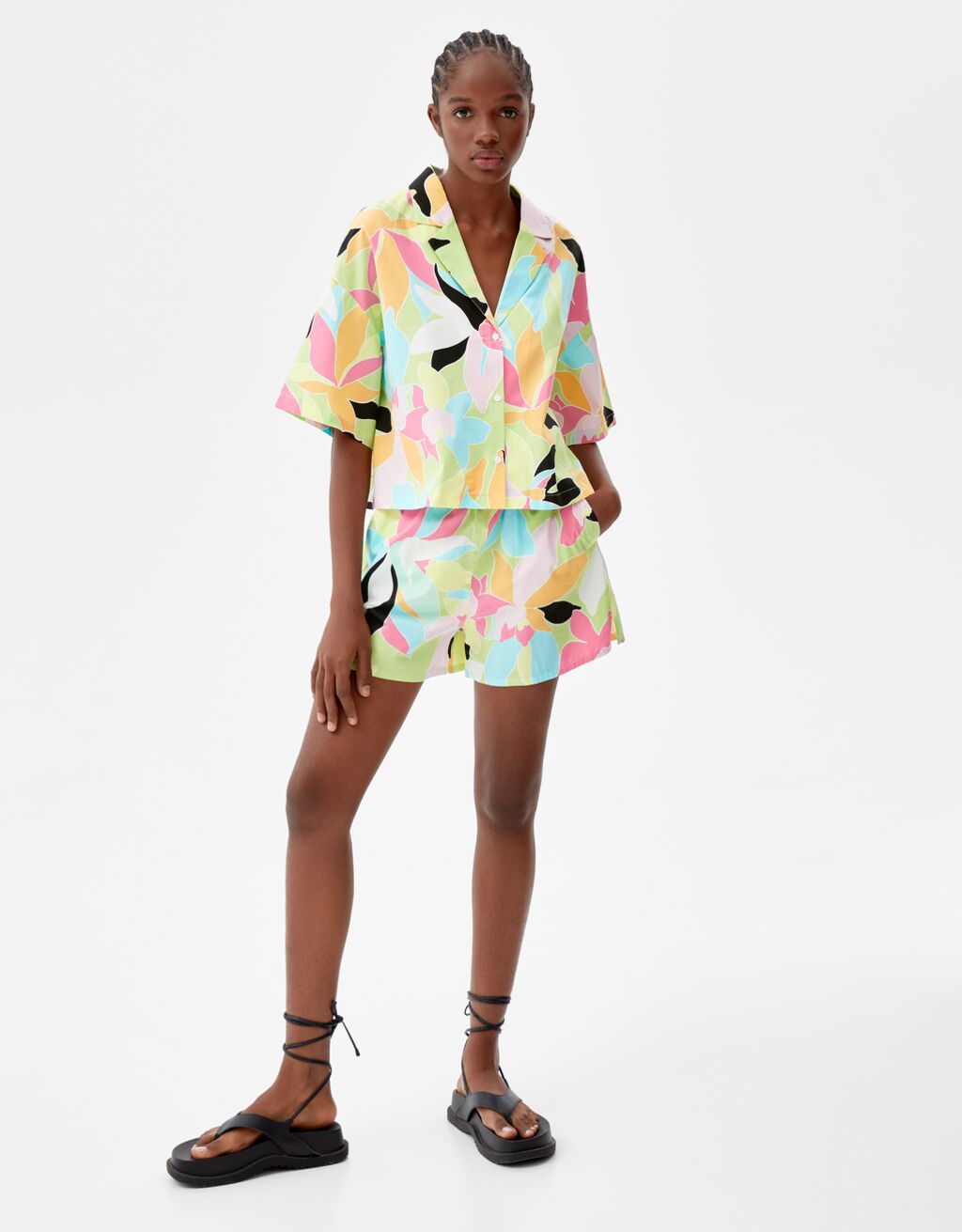 Bershka: camisas y blusas baratas para hacer frente al calor Sobrecamisa manga corta popelín print flores-Multicolor-0