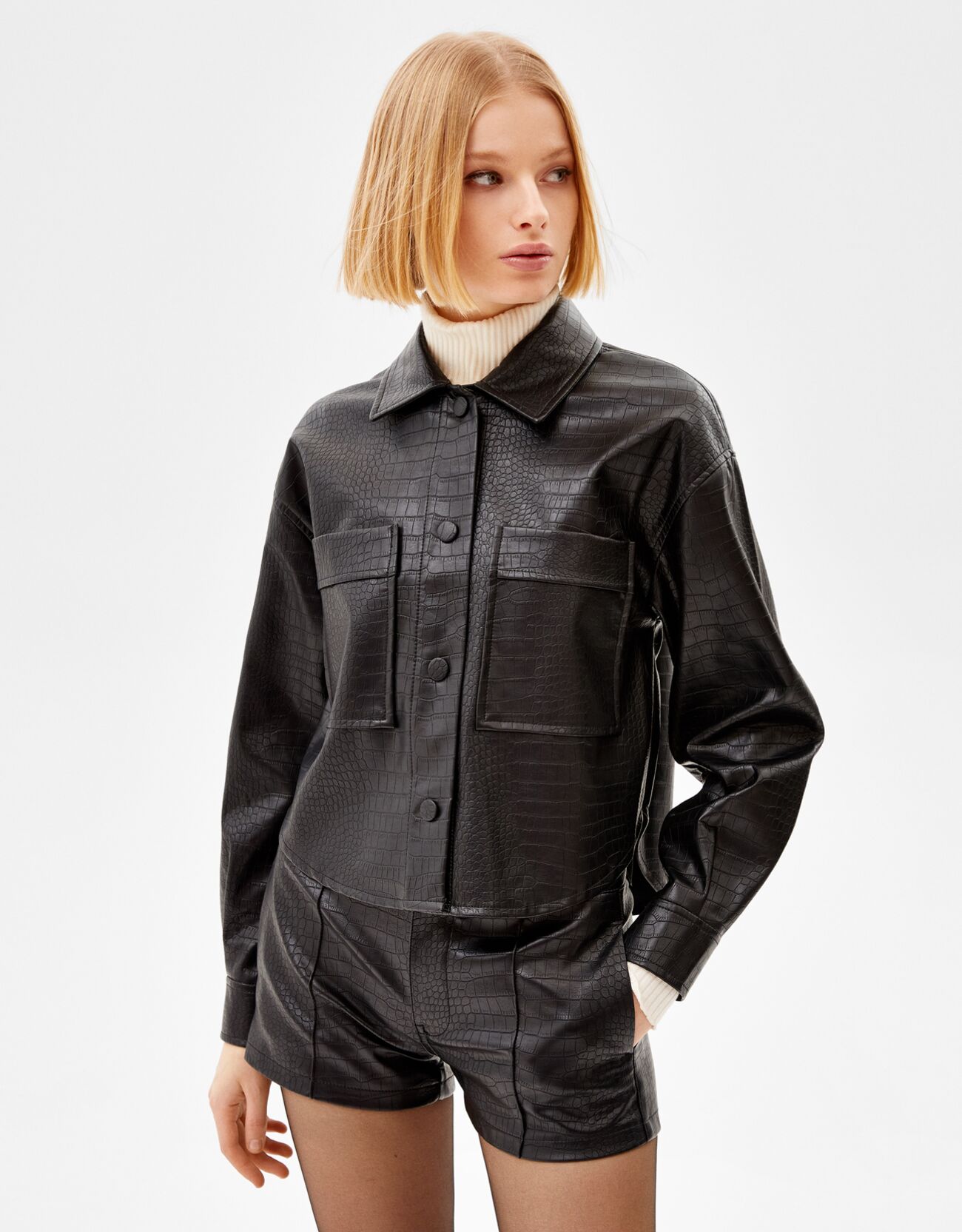 Sobrecamisa corta efecto piel cocodrilo - Mujer | Bershka