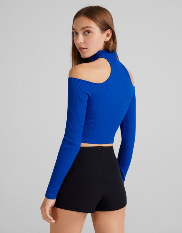 Maglietta a maniche lunghe con scollo a spalle scoperte e choker a coste -  Donna | Bershka