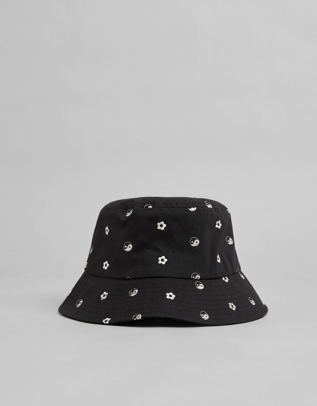 Embroidered yin and yang bucket hat 