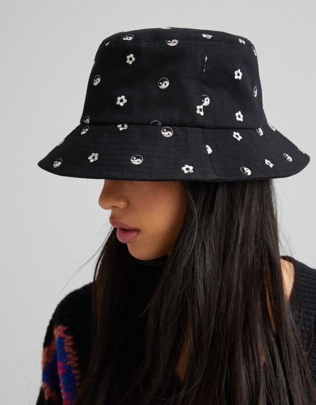 Embroidered yin and yang bucket hat 