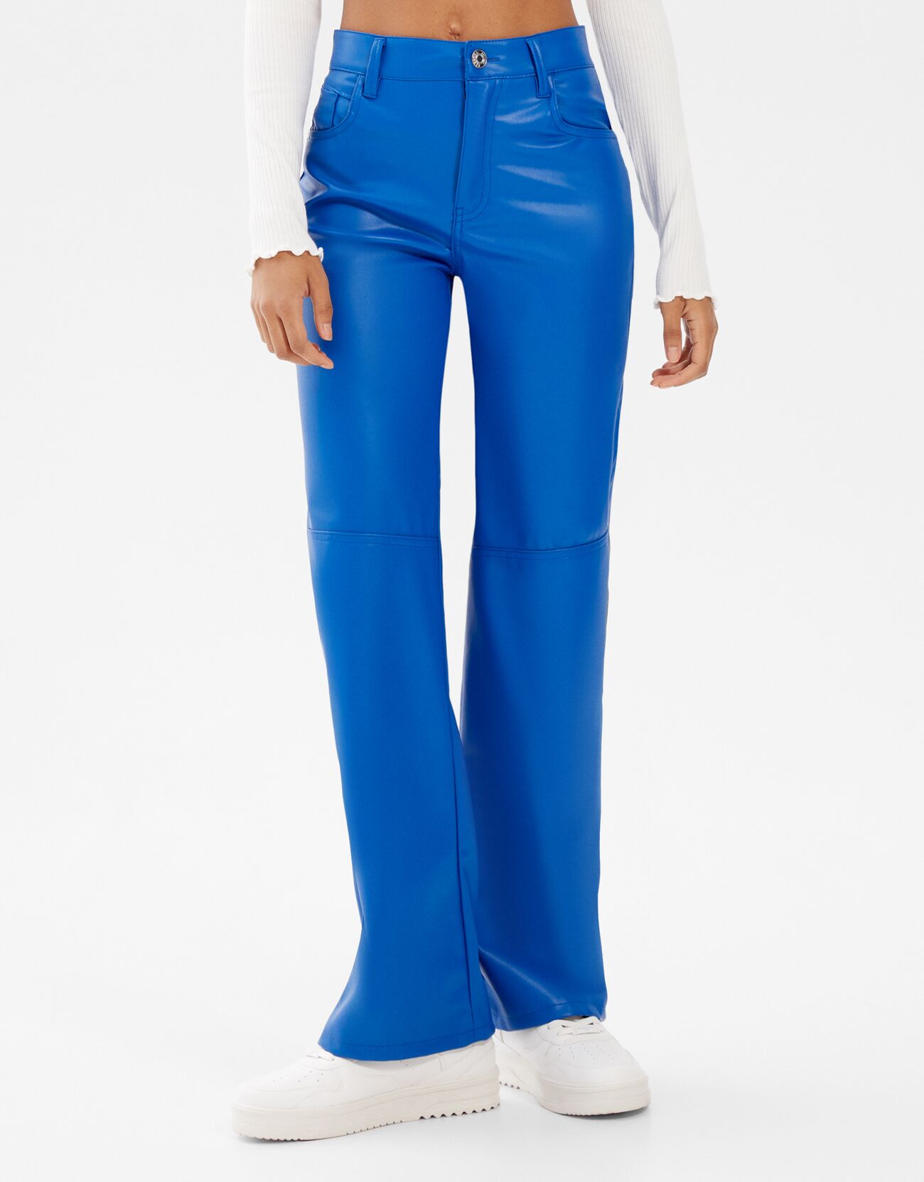 Pantalón straight efecto piel - BERSHKA - Mujer