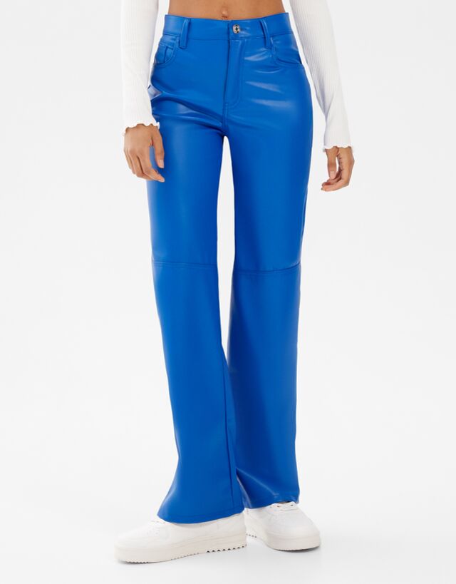 Mujer Pantalón straight efecto piel Camel | Pantalones Bershka \u003c Esperando  a Christine