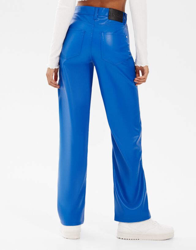 Pantalón straight efecto piel - BERSHKA - Mujer