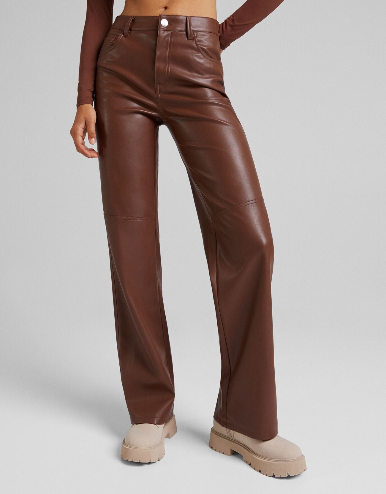 Pantalón straight efecto piel - BERSHKA - Mujer