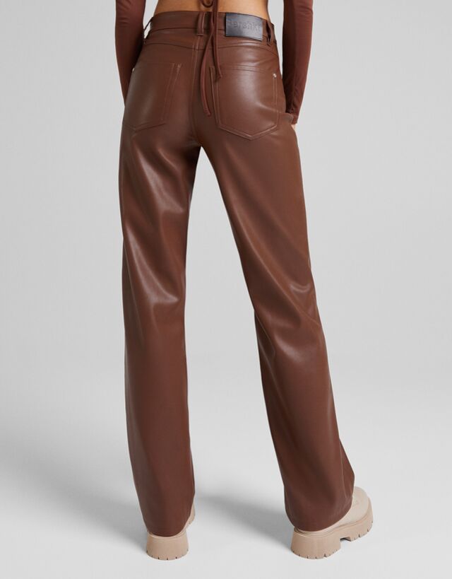 Pantaloni straight effetto pelle - BERSHKA - Donna