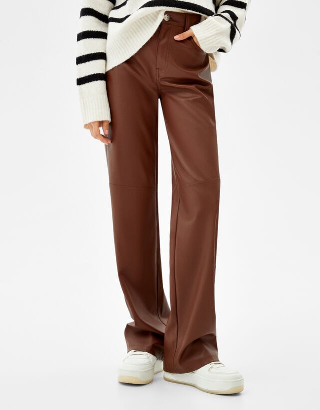 Pantalón straight efecto piel - BERSHKA - Mujer